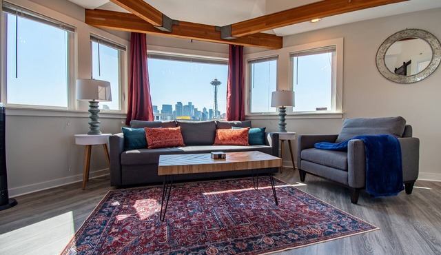Enchanting 3 Bedroom Home with Space Needle Views!
