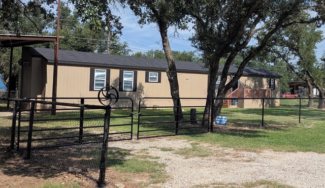 Enchanting 3-bedroom home blocks away from Lake Brownwood