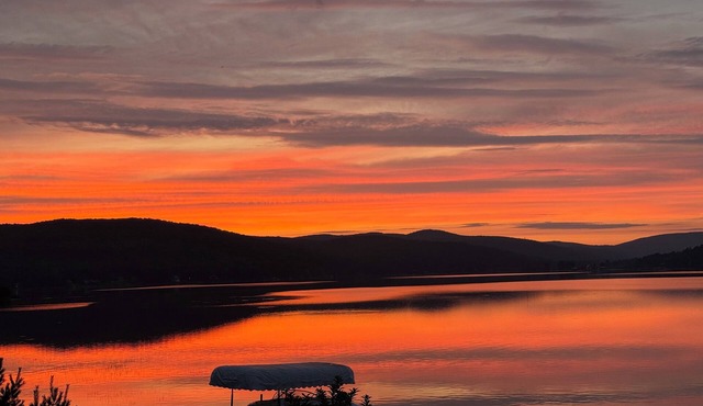 Enchanting 3-bedroom house on Lake Wallace. Near VAST snowmobile trails.