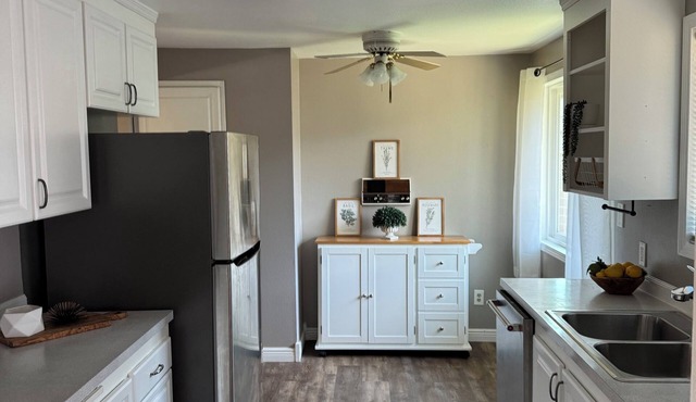 Enchanting 3-bedroom split level house in Shoreline. Walking distance to transit