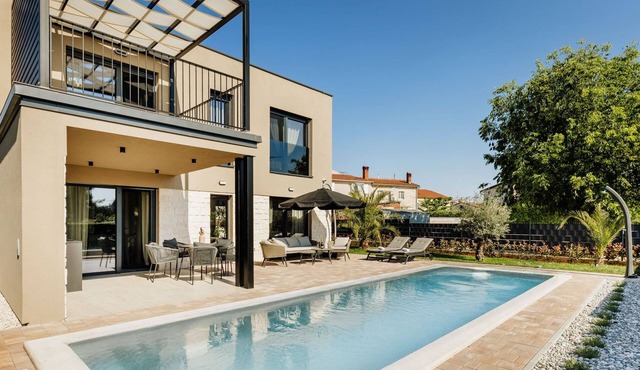 Enchanting 3-BR Villa for 6, with Saltwater Pool