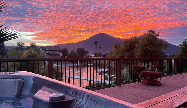 Enchanting 4-bedroom Lakefront House in "Pirate's Cove"