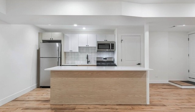 Enchanting 4-bedroom apartment with AC in vibrant Chicago Hyde Park