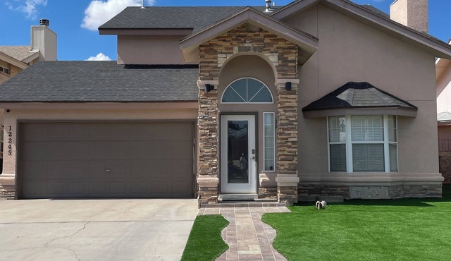 Enchanting 4-bedroom house with spacious backyard and pool in El Paso