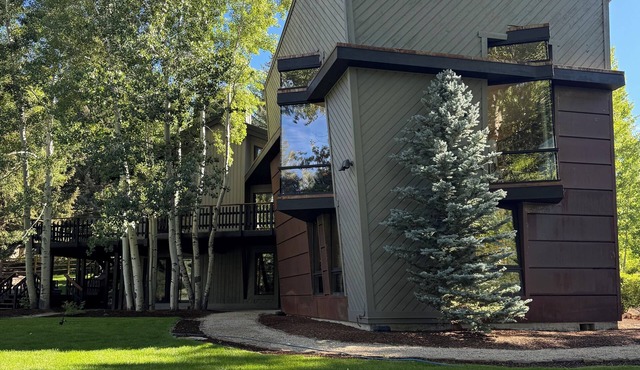 Enchanting 4 bedroom home just seconds away from Sun Valley Lodge.