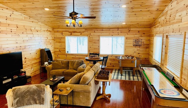Enchanting 4-Season Retreat in the Woods Near Trails Lakes and Resorts
