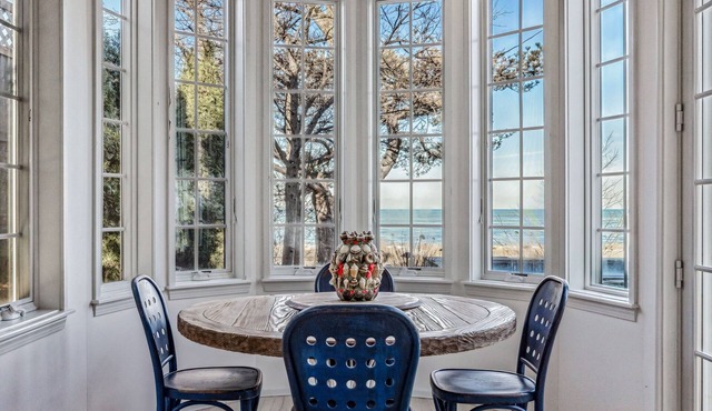 Enchanting 4BR 3BT Lakefront Cottage with Pool