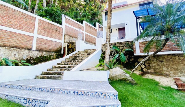 Enchanting 5 bedroom Hillside Jungle Villa & Pool Walking Distance to the Beach