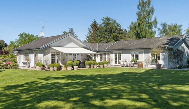 Enchanting 5- bedroom villa in Hornbæk