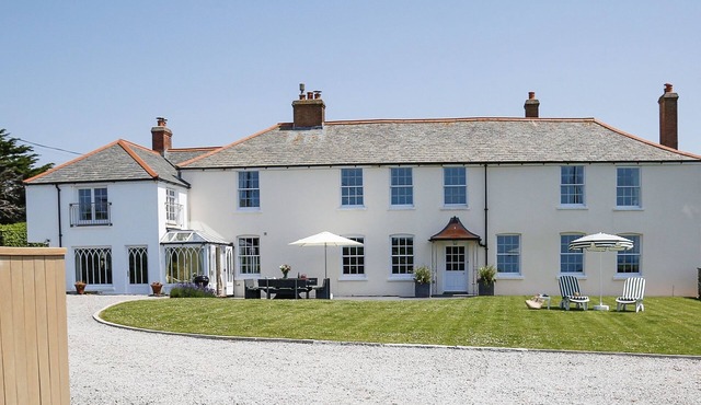 Enchanting 5* holiday home overlooking Porthcothan Bay, 600m from beach.