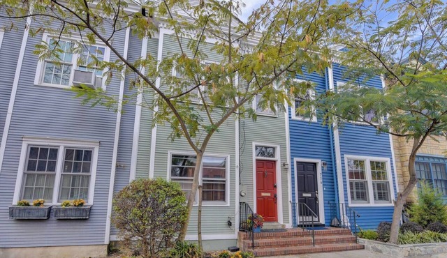 Enchanting ALX Escape, 2 bedroom townhome