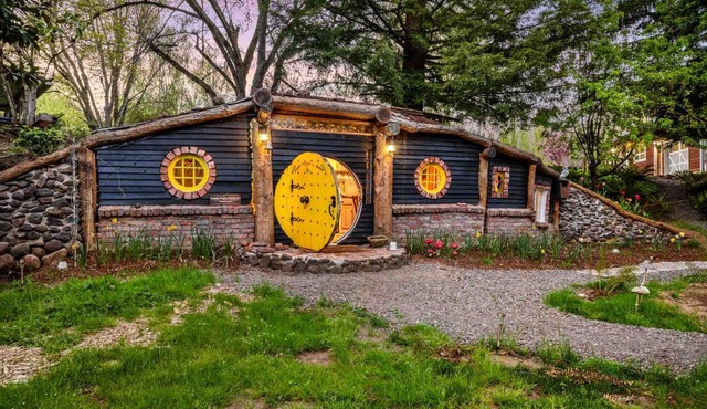 Enchanting and Fantastical Hobbit Home, *Pet Friendly*, Steps from Creeks, Pond, and Waterfall