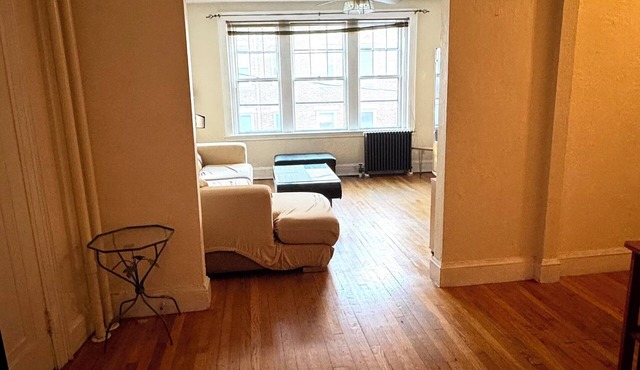 Enchanting apartment with WiFi/furnished in vibrant Boston hood on the trains.