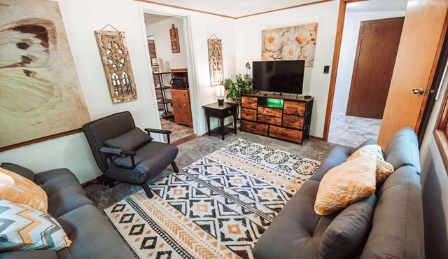 Enchanting bee inspired 2-bedroom cabin in Arkdale