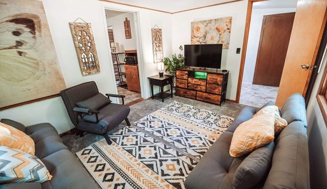 Enchanting bee inspired 2-bedroom cabin in Arkdale