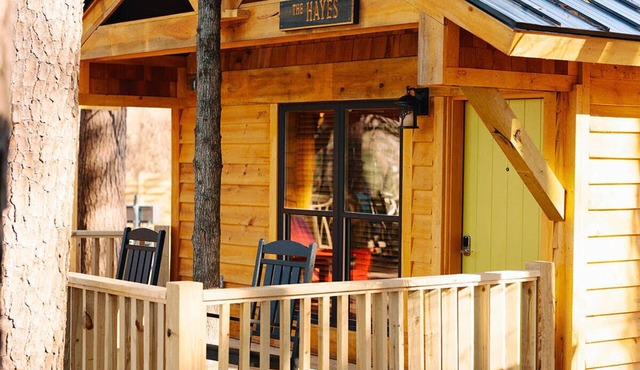 Enchanting Cabin Treehouse Retreat with Fire Pit - Perfect Getaway!