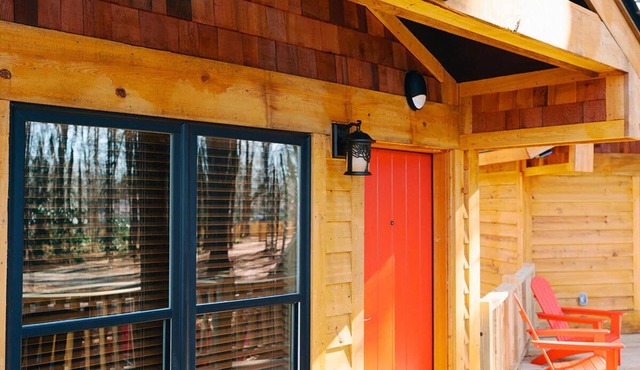 Enchanting Cabin Treehouse Retreat with Fire Pit - Perfect Getaway!