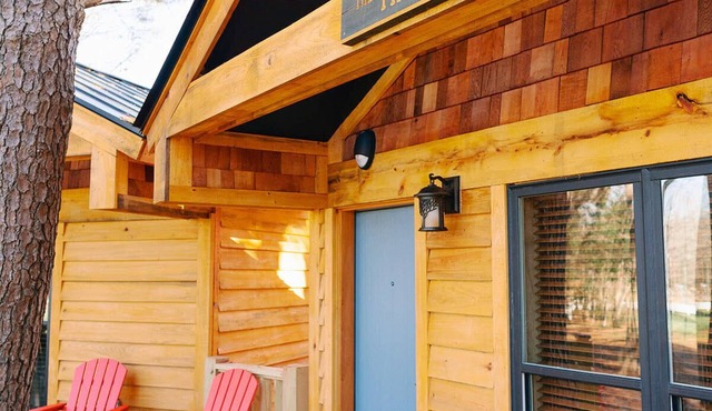 Enchanting Cabin Treehouse Retreat with Fire Pit - Perfect Getaway!