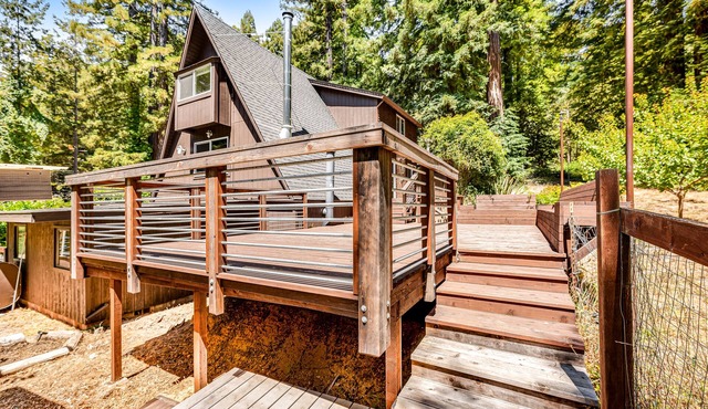 Enchanting cabin with hot tub, full kitchen, & washer/dryer - dog-friendly