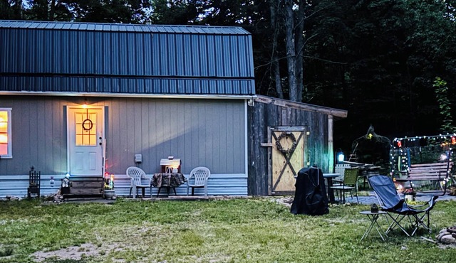 Enchanting cabin with AC in charming Frederic. 1 bedroom studio in the woods