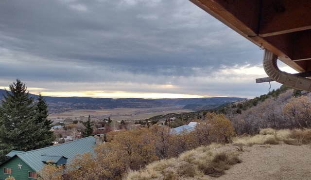 Enchanting cabin with WiFi in Tabiona - 3 bedrooms