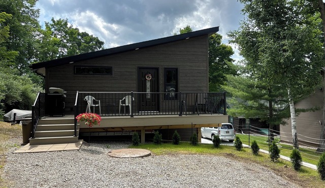 Enchanting chalet- 2 bedroom-2 bath, sleeps 8. Beautiful views of Hubbard Lake.