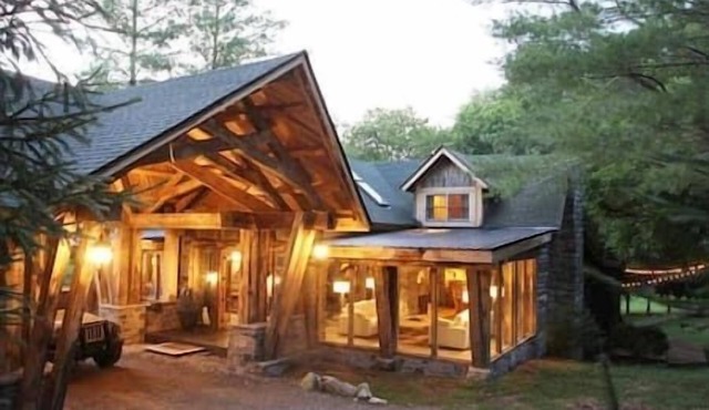 Enchanting Chalet/Covered Parking/King Suite