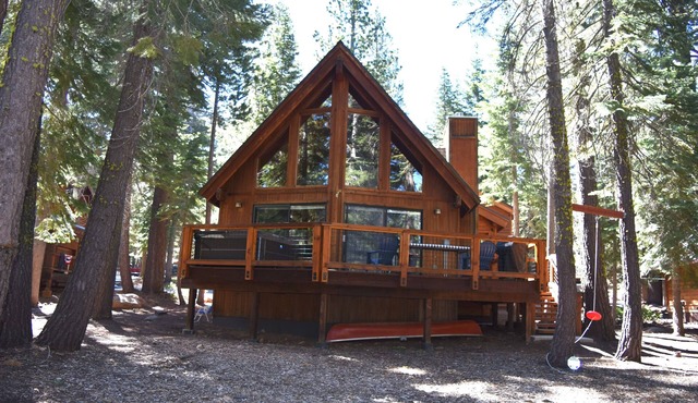 Enchanting Chalet on the 16th fairway of Tahoe Donner