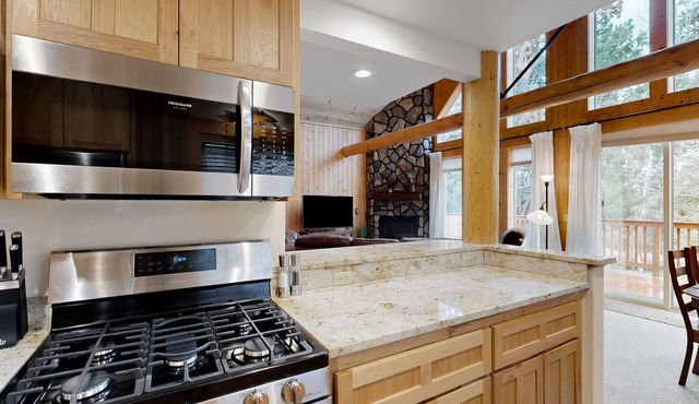 Enchanting chalet with creek views, heated pool, sauna & trails - dog-friendly