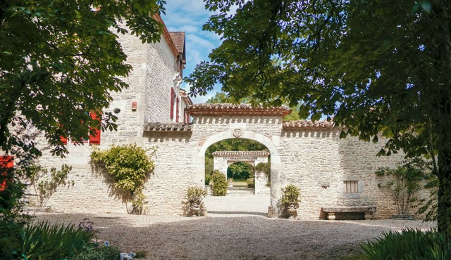 Enchanting Château with en-suites, Pool, Tennis, Grand Piano, BBQ, Fast WiFi