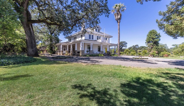 Enchanting Colonial Estate in Sonoma County's Alexander Valley Wine Appellation
