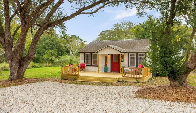 Enchanting cottage with AC in Palm Harbor - 2 bedrooms, 1 bathroom & hot tub