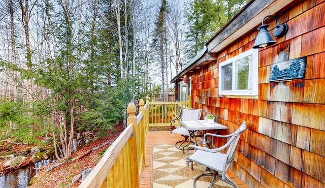 Enchanting dog-friendly cottage with full kitchen, fast WiFi, & nearby creek