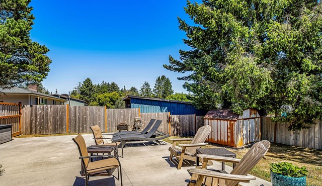 Enchanting dog-friendly with hot tub, lake nearby, fast WiFi, & washer/dryer