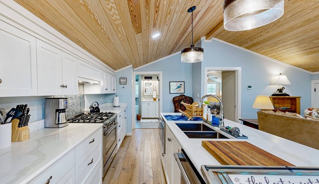 Enchanting farm stay with cozy fireplace, spacious grounds, & outdoor grilling