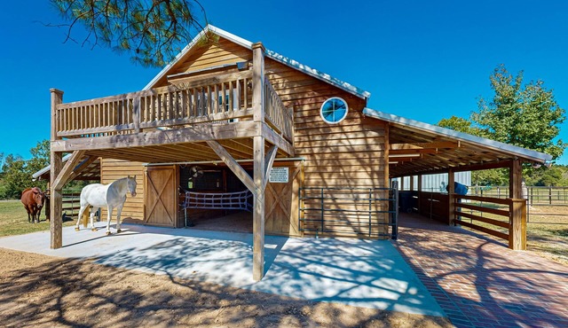 Enchanting farm stay with cozy fireplace, spacious grounds, & outdoor grilling