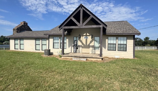 Enchanting farmhouse with AC in Lindale