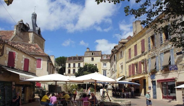 ENCHANTING DORDOGNE CHÂTEAU: LUXURIOUS GETAWAY IN SCENIC FRANCE