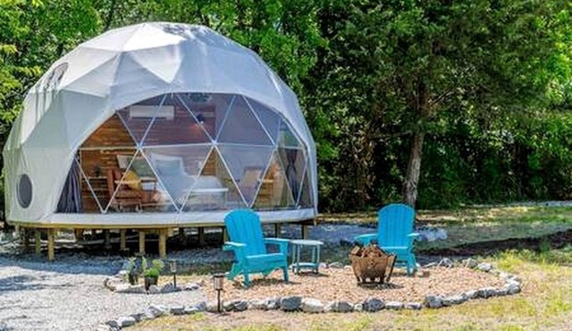 Enchanting Glamping Dome with Fire Pit & Stargazing near Wolfe City, Texas