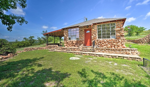 Enchanting Hilltop Cottage in Medicine Park!