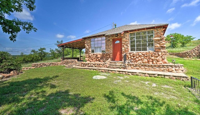 Enchanting Hilltop Cottage in Medicine Park!