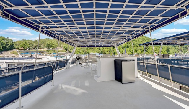 Enchanting Houseboat-Scales-on CHL @ Pates Ford Resort