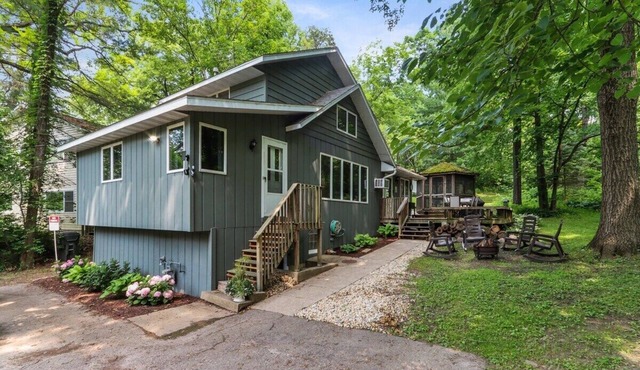 Enchanting Lake Woods Retreat |Near Water Access |Fire Pit |Deck |Screened-in Gazebo |Tranquil Stay