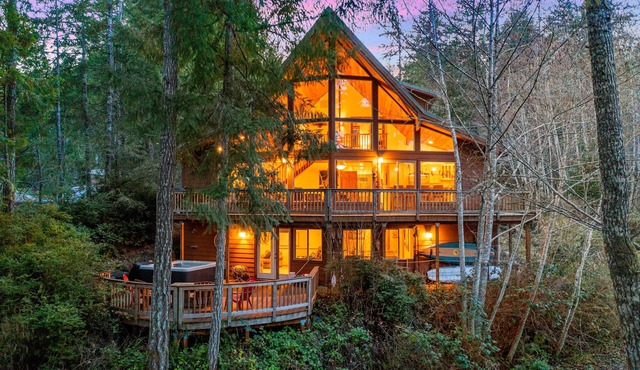 Enchanting Lindal Waterfront Cabin