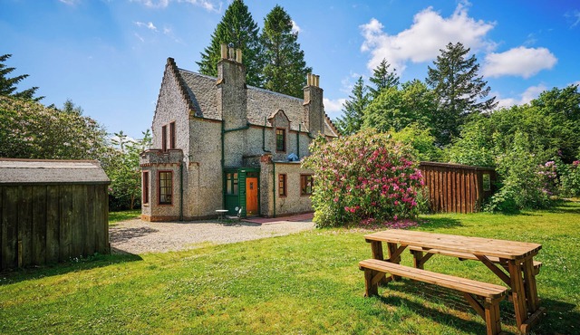 Enchanting lochside lodge house in peaceful woodedn grounds