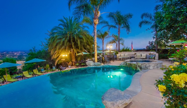 Enchanting Luxury 1-Level Home, Lagoon Style Infinity Pool & Spa, Private 1 Acre