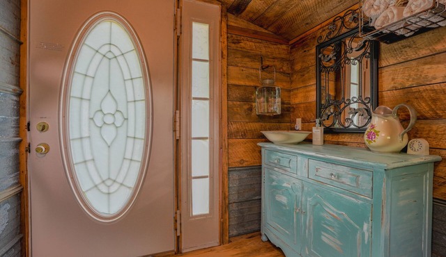 Enchanting Old Blue Sleeping Cottage with loft, spa and breakfast!