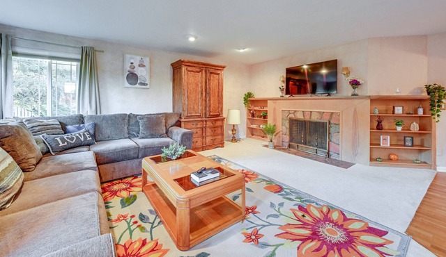 Enchanting Puyallup Home w/ Spacious Deck!