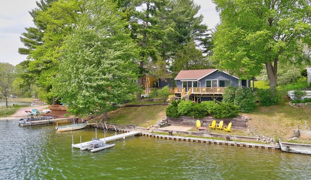 Enchanting, Romantic Lakefront Cottage, Close to Frankenmuth