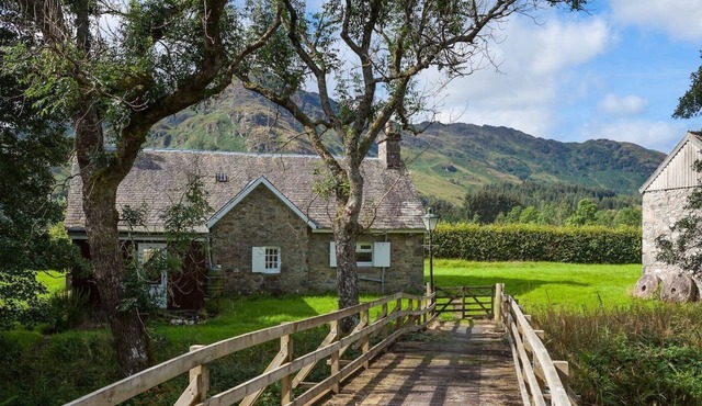 Enchanting rustic cottage w/stunning views & river